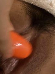 Ai Yuumi Asian puts vibrators on her love box and fingers it